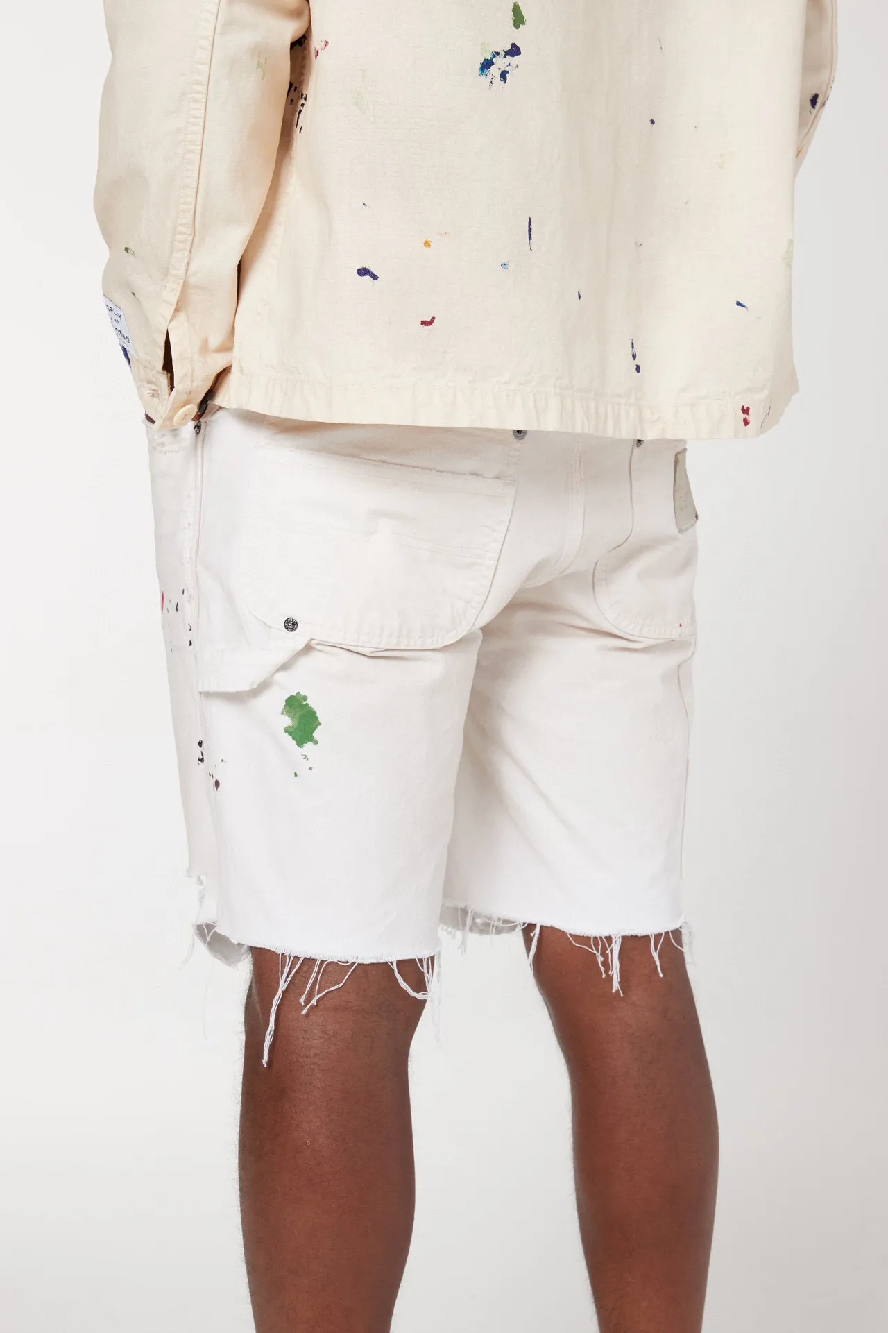 GALLERY DEPT. FLEA CARPENTER SHORTS Ink-cut knife-cut mud-dyed denim shorts. Destroy VINTAGE distressed denim shorts. Distressed white S-XL. Rewashed cement-dyed to make it old. Knife cut holes. Cat whiskers are worn. Customized full set with logo accessories. Purely handmade acrylic splash-ink graffiti.